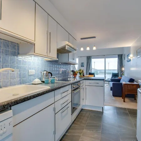 41 St Nicholas Court * St Ives
